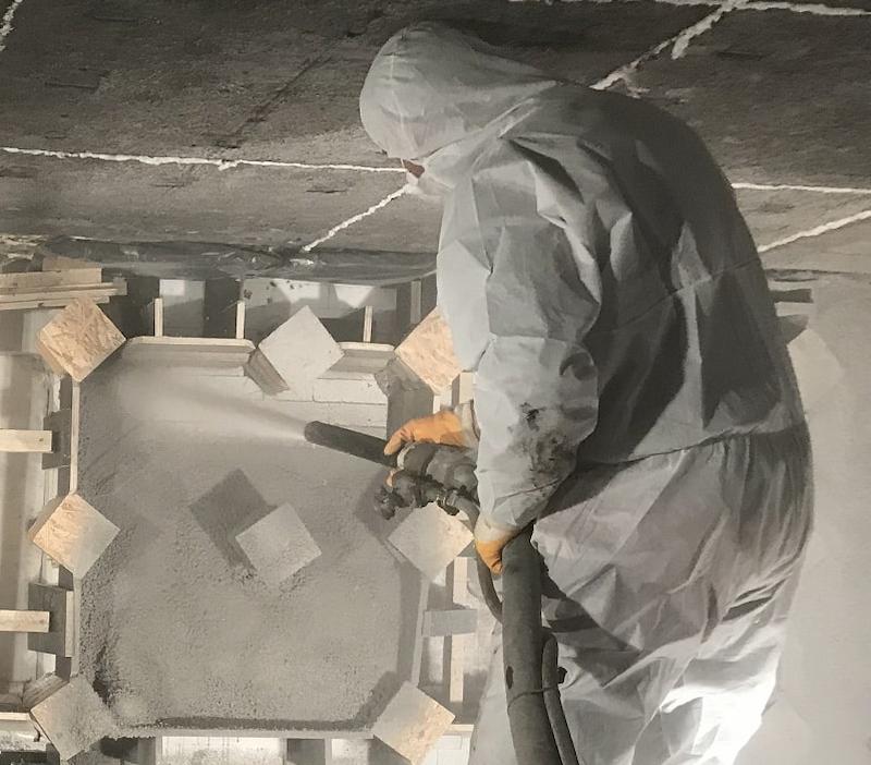 Arbeiter im weißen Anzug