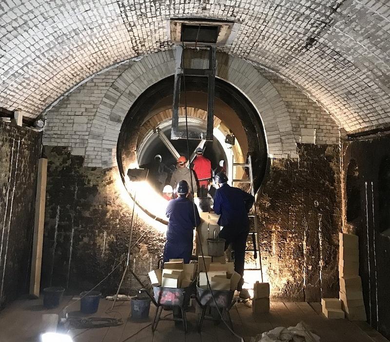 zwei Arbeiter im Tunnel