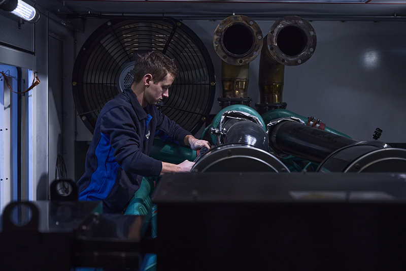 Ein Servicetechniker repariert ein Rohr