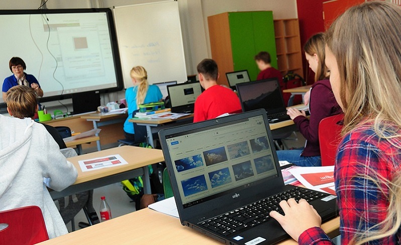 Kinder lernen in der Schule an Laptops