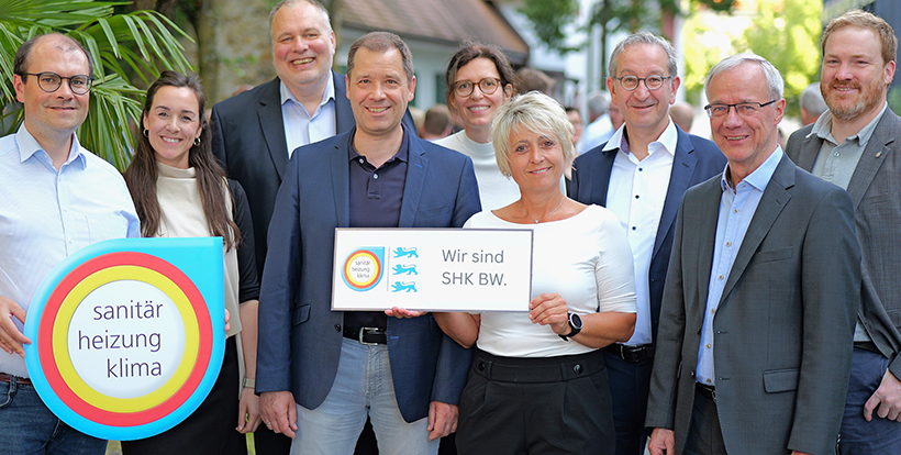 Gruppenfoto von neun Personen, die das SHK-Handwerk (Sanitär, Heizung, Klima) repräsentieren