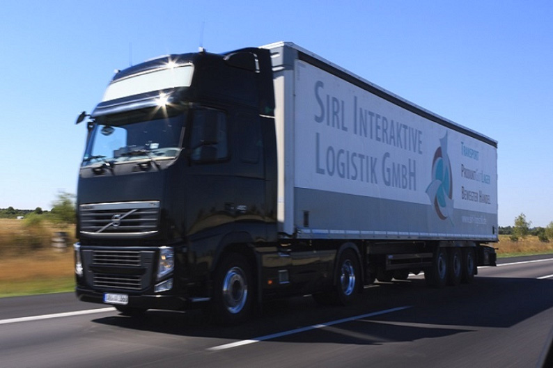 Lastwagen mit einem Anhänger mit dem Firmenlogo