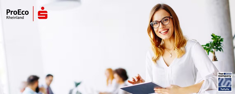 junge lächelnde Frau