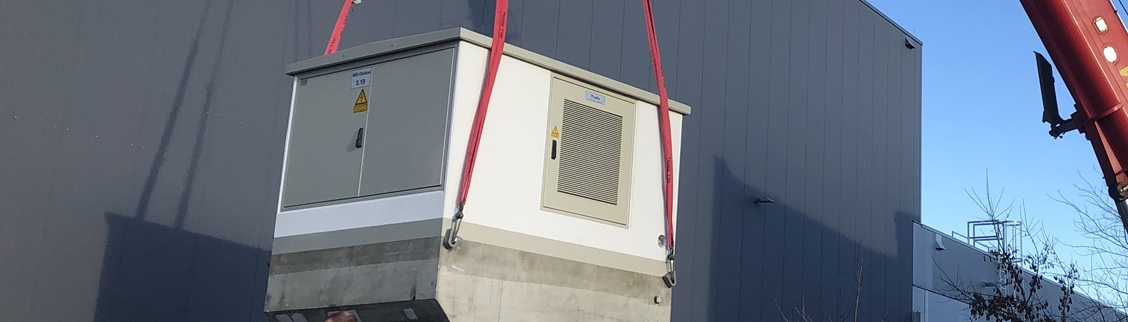 Station wird mit Kran gehoben.