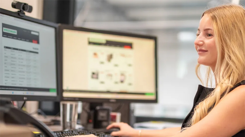 Frau arbeitet am Computer