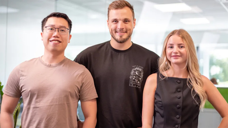 Drei Kollegen posieren zusammen