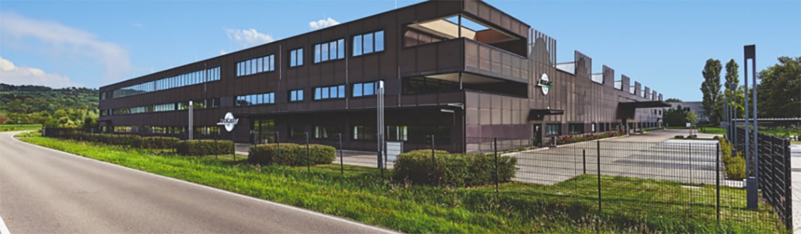 umgeben von einem Zaun, Hof mit grünem Gras