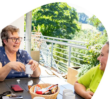 Frauen diskutieren beim Kaffee