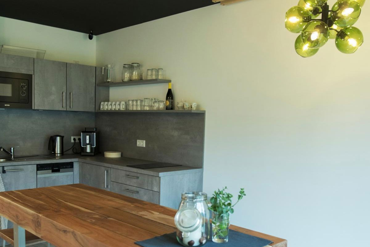 Moderne graue Küchenzeile