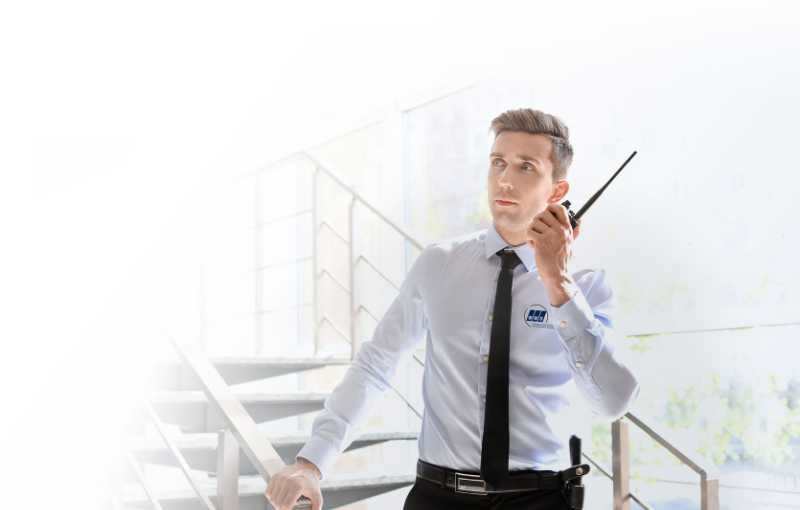 Professioneller Sicherheitsbeamter mit Funkgerät