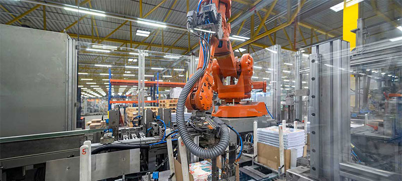 Industrieroboter in Produktionshalle.