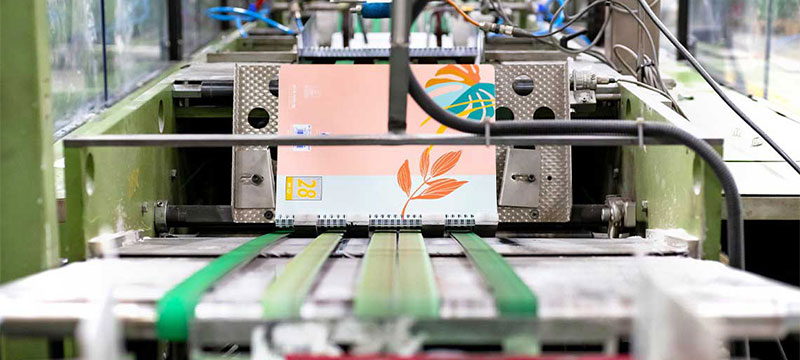 Kalenderproduktion auf Förderband.