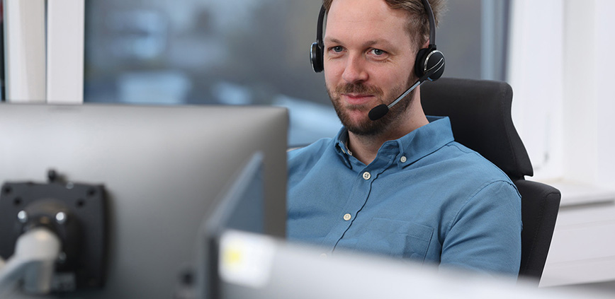 Mann mit Kopfhörern