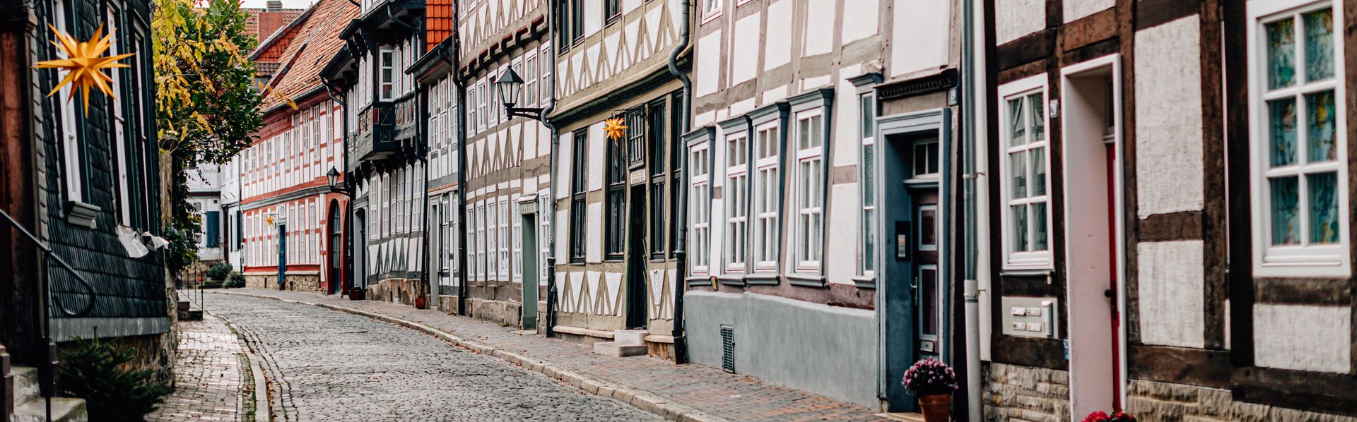 Panoramablick auf die obere Fassade eines traditionellen Gebäudes im gotischen Stil