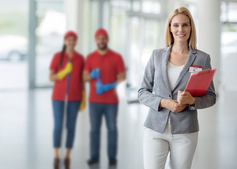 Teamleitung vor Reinigungspersonal.