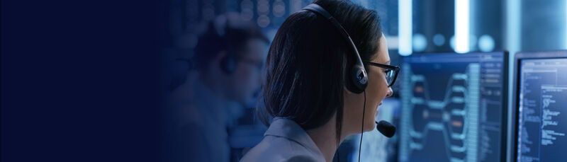 Frau mit Kopfhörern