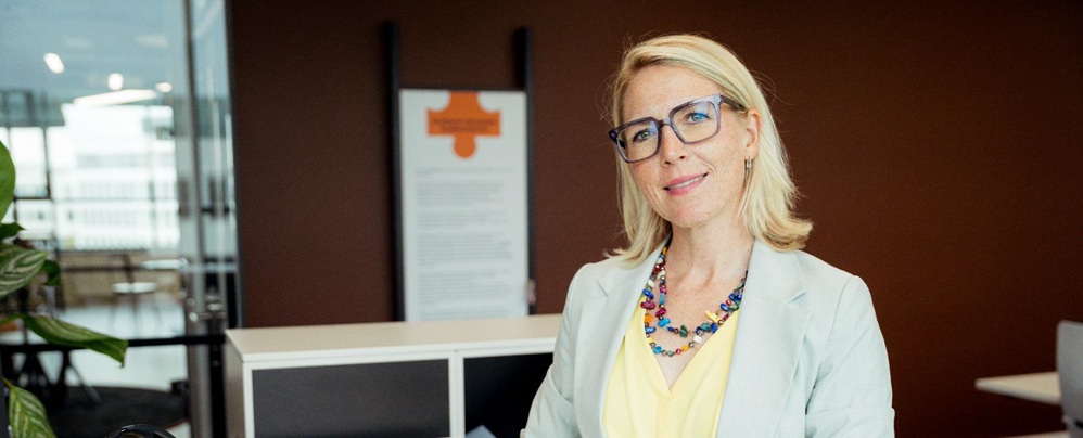 Frau im modernen Büro.