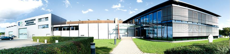 Modernes Firmengebäude mit Glasfassade.