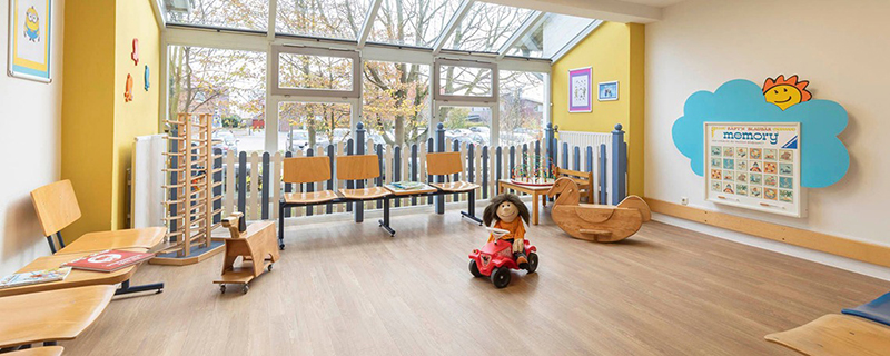 Klassezimmer mit Holzstühlen und Kinderspielzeug