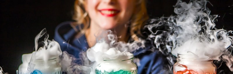 Verschiedenfarbige chemische Flaschen