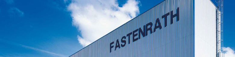 Junges Paar arbeitet am Laptop - Gipfelstürmer gesucht!