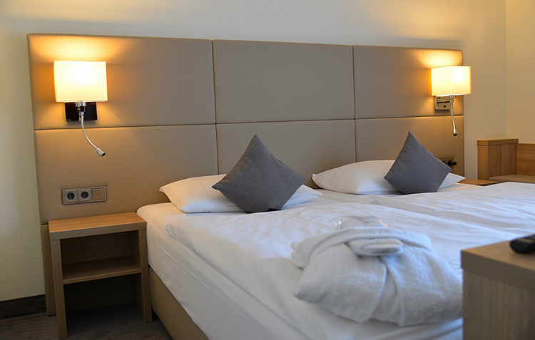 Modernes Hotel-Doppelbett