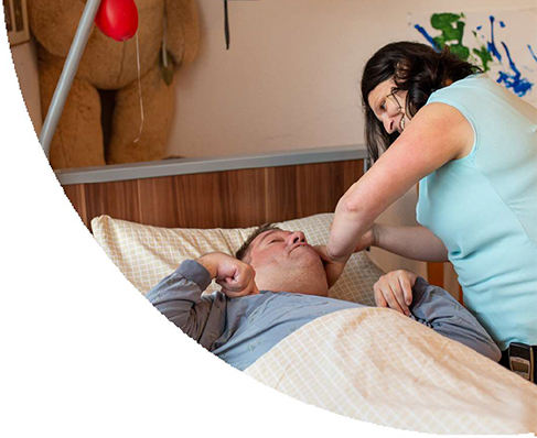 Frau betreut liegenden Mann