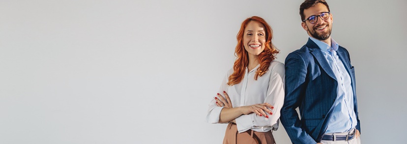 Zwei lächelnde Geschäftspersonen