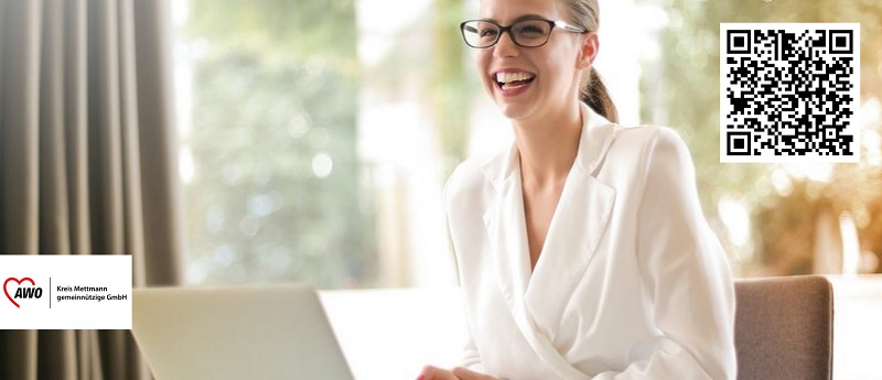 Lachende Frau am Laptop