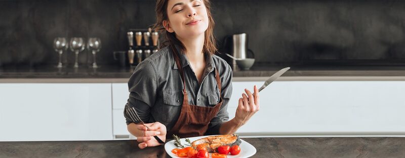 Die Frau kochte Lachs