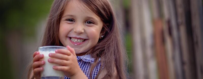 Mädchen trinkt Milch