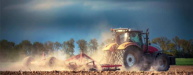 Traktor auf dem Feld