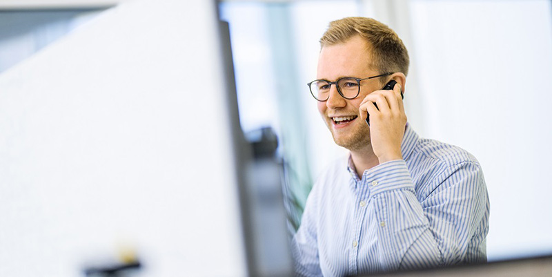 Der Mann telefoniert mit dem Mobiltelefon.