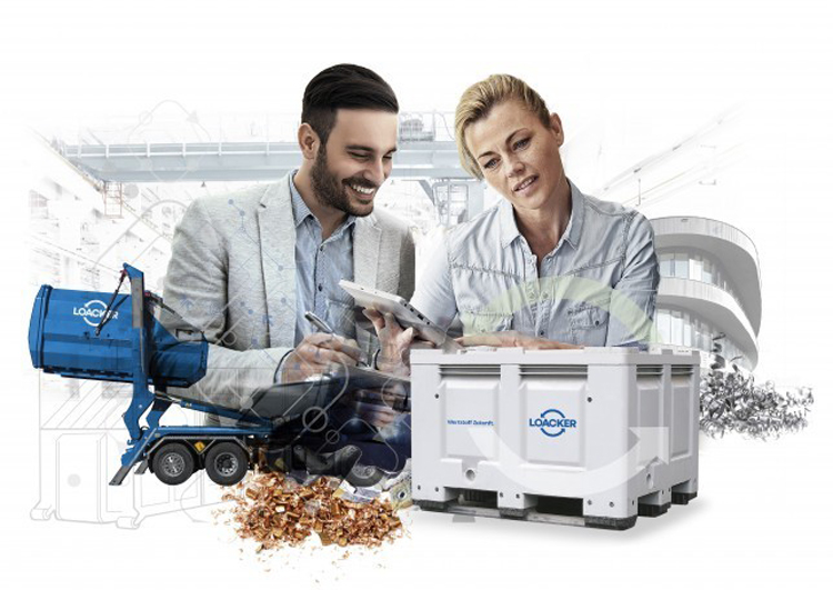 Mitarbeiter besprechen Recyclingprozess