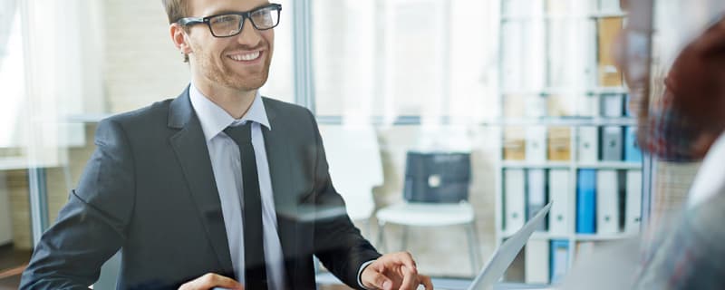 Junger lächelnder Berater