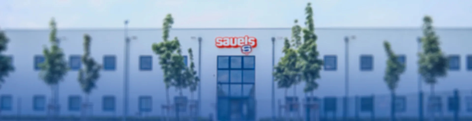 Moderne Gebäudefassade mit Bäumen.