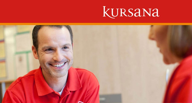 Lächelnder Mann im Beratungsgespräch.