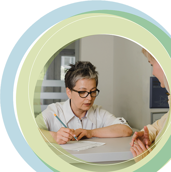 Frau macht Notizen während einer Beratung