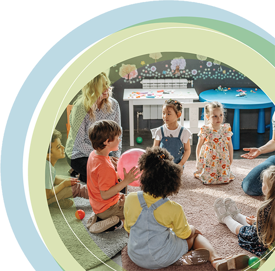 Erzieherin und Kinder in einer Kita