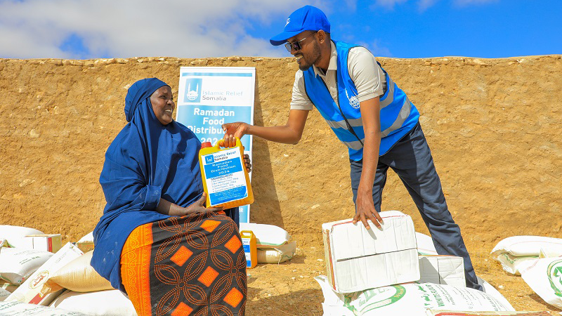 Freiwilliger stellt Essen zur Verfügung
