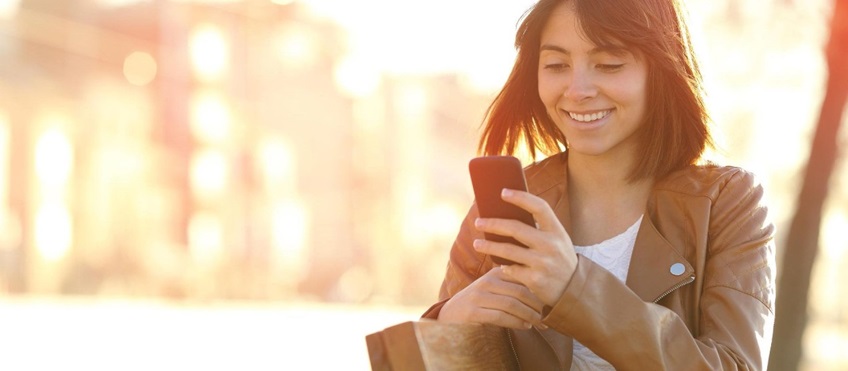 Frau mit Telefon in der Hand
