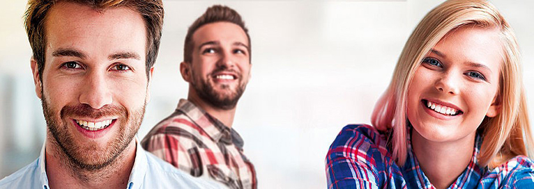 Drei lächelnde junge Erwachsene in Freizeitkleidung blicken freundlich in die Kamera