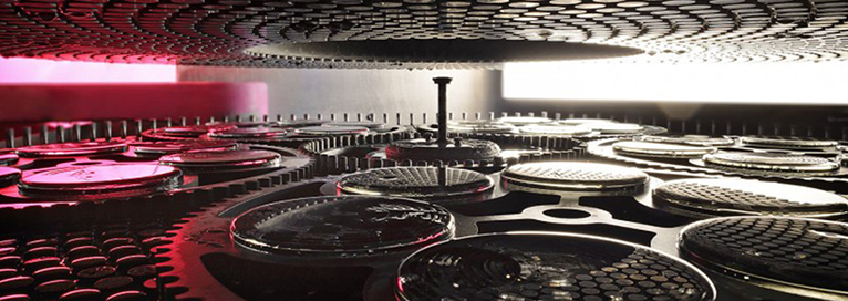 Nahaufnahme einer industriellen Fertigungsanlage mit präzisen mechanischen Bauteilen