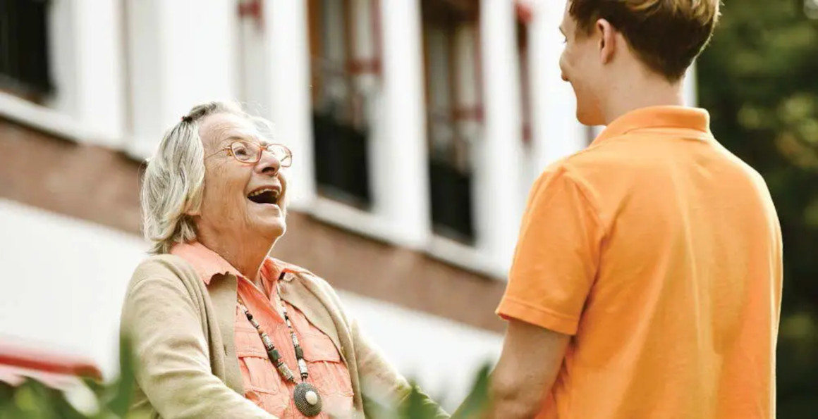 Lachende Seniorin im Gespräch