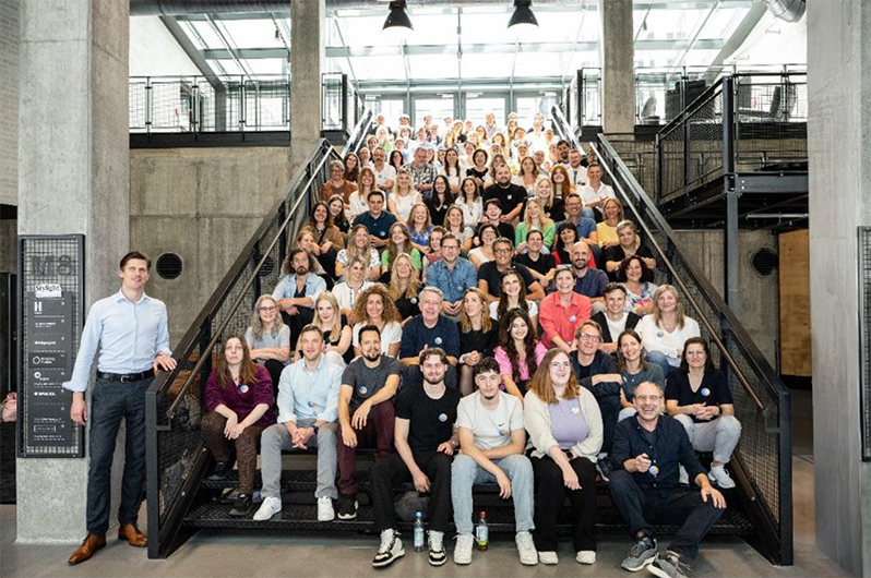 Große Personengruppe auf einer Treppe in einem modernen Bürogebäude