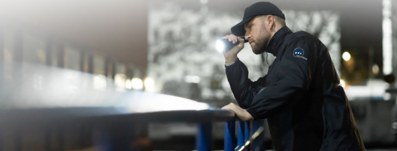 Mann mit Taschenlampe