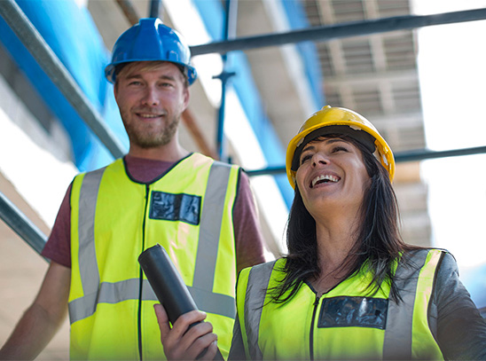 Mann und Frau auf der Baustelle