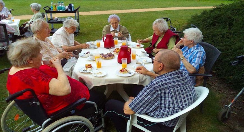alte Menschen beim Essen