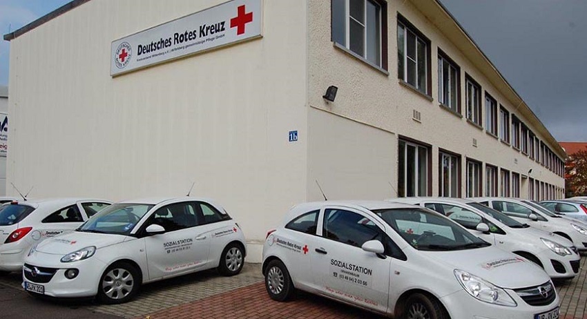 weiße Autos am Firmensitz