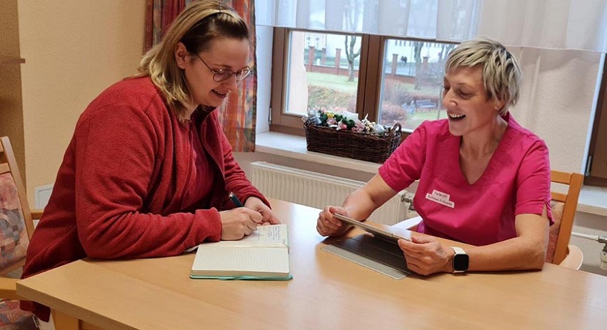 Frauen, die in Notizbücher schreiben